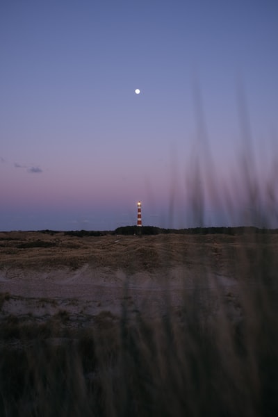 白天灯塔的轮廓